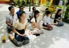 Đà Nẵng: Nhiều sinh viên Lào đến chùa cầu nguyện trước mùa thi