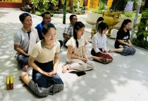 Đà Nẵng: Nhiều sinh viên Lào đến chùa cầu nguyện trước mùa thi