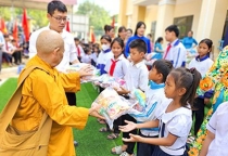 Kon Tum: Ban Từ thiện xã hội Phật giáo tỉnh trao quà cho học sinh nhân Ngày Quốc tế Thiếu nhi