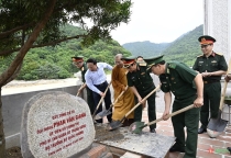 Quảng Ninh: Đại tướng Phan Văn Giang dâng hương lễ Phật và trồng cây lưu niệm tại chùa Trúc Lâm Đảo Trần