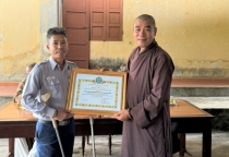 Ban Trị sự Phật giáo H.Triệu Phong tặng Bằng công đức đến nhóm thực hiện Kỳ đài Phật đản bằng tre
