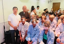 Ban Từ thiện xã hội báo Giác Ngộ tài trợ phẫu thuật mắt cho 112 bệnh nhân nghèo