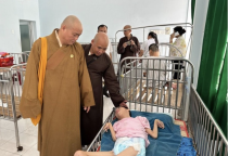 Phân ban Phật giáo Quốc tế đối ngoại T.Ư tặng quà và tặng quà trẻ khuyết tật, người già