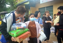 Đoàn thiện nguyện tặng 100 phần quà đến người mù khó khăn tại TP.Buôn Ma Thuột