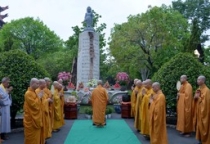 [Ảnh] Hàng trăm Phật tử về chùa Huê Nghiêm tham dự lễ Tắm Phật