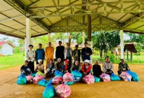 Hội từ thiện chùa Tường Nguyên trao quà cho người dân tộc tại tỉnh Champasak Lào