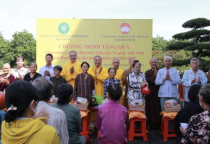 Bình Phước: Ban Trị sự Phật giáo tỉnh cùng UBMTTQVN tỉnh tặng 200 phần quà đến gia đình nghèo