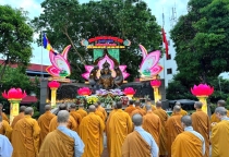 Dâng hương tưởng niệm tại Tượng đài Bồ-tát Thích Quảng Đức (Q.3, TP.HCM) 