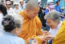 Chư Tăng Ni hệ phái Khất sĩ trì bình khất thực tưởng niệm Tổ sư Minh Đăng Quang
