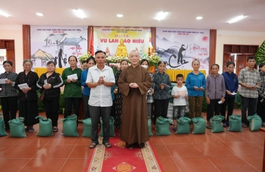 Hà Tĩnh: BTS Phật giáo tỉnh trao 100 phần quà tri ân người có công, gia đình có hoàn cảnh khó khăn 