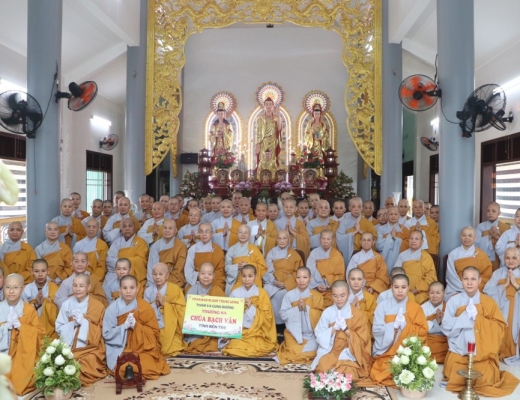 Bến Tre: Phái đoàn Phân Ban Ni Giới Trung ương thăm và cúng dường Trường hạ Ni chùa Bạch Vân nhân mùa an cư kiết hạ PL.2568