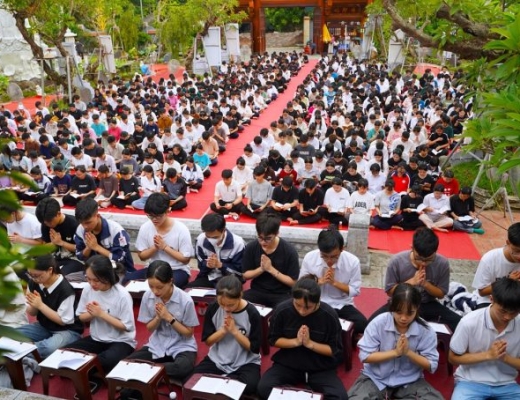 Hà Nội: Hơn 1.200 bạn trẻ tham dự lễ cầu nguyện trước các kỳ thi năm 2024 tại chùa Quan Âm