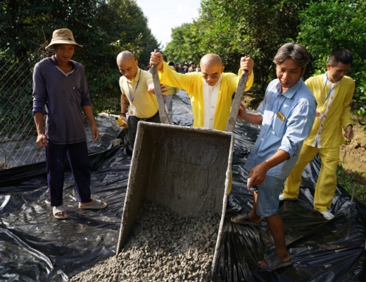 Bến Tre: TT.Thích Tuệ Hải khởi công và khánh thành đường giao thông nông thôn tại huyện Chợ Lách
