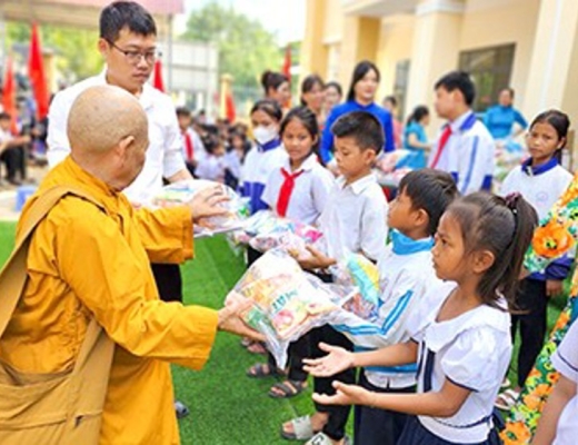 Kon Tum: Ban Từ thiện xã hội Phật giáo tỉnh trao quà cho học sinh nhân Ngày Quốc tế Thiếu nhi