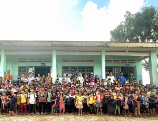 Gia Lai: Chương trình từ thiện trao quà cho các em học sinh có hoàn cảnh khó khăn tại huyện Chư Prông