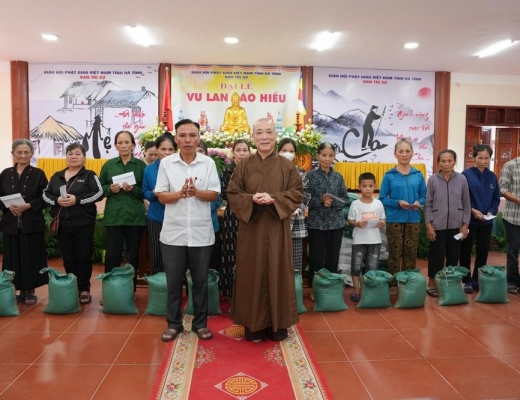 Hà Tĩnh: BTS Phật giáo tỉnh trao 100 phần quà tri ân người có công, gia đình có hoàn cảnh khó khăn 