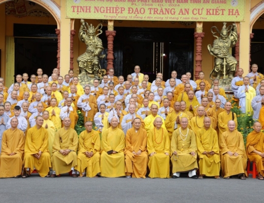 An Giang: Ban Hoằng pháp và Ban Kinh tế Tài chính Trung ương GHPGVN thăm trường hạ nhân mùa An cư Kiết hạ PL.2568