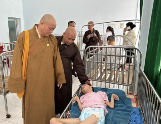 Phân ban Phật giáo Quốc tế đối ngoại T.Ư tặng quà và tặng quà trẻ khuyết tật, người già