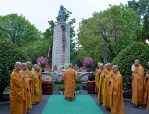 [Ảnh] Hàng trăm Phật tử về chùa Huê Nghiêm tham dự lễ Tắm Phật