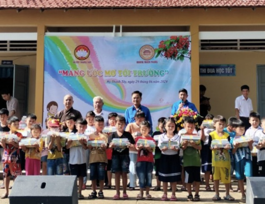 Long An: Chùa Thiên Phước thực hiện chương trình “Mang ước mơ tới trường”