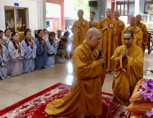 Chư Tăng và Phật tử cúng dường hành giả các trường hạ tập trung tại TP.HCM