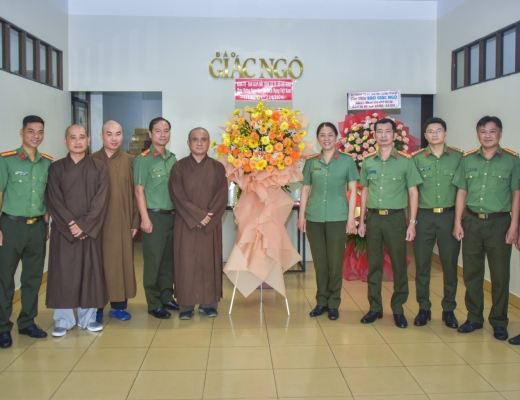 Đại diện Công an TP.HCM chúc mừng Báo Giác Ngộ nhân ngày Báo chí Cách mạng Việt Nam