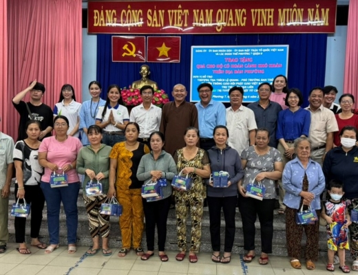 Chùa Vạn Liên tặng 150 phần quà đến bà con khó khăn tại địa phương