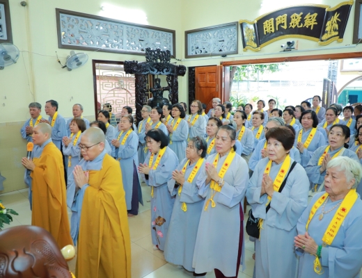 Tịnh thất Pháp Thủy (Q.8) tổ chức khóa tu "Một ngày an lạc" và trao học bổng cho học sinh